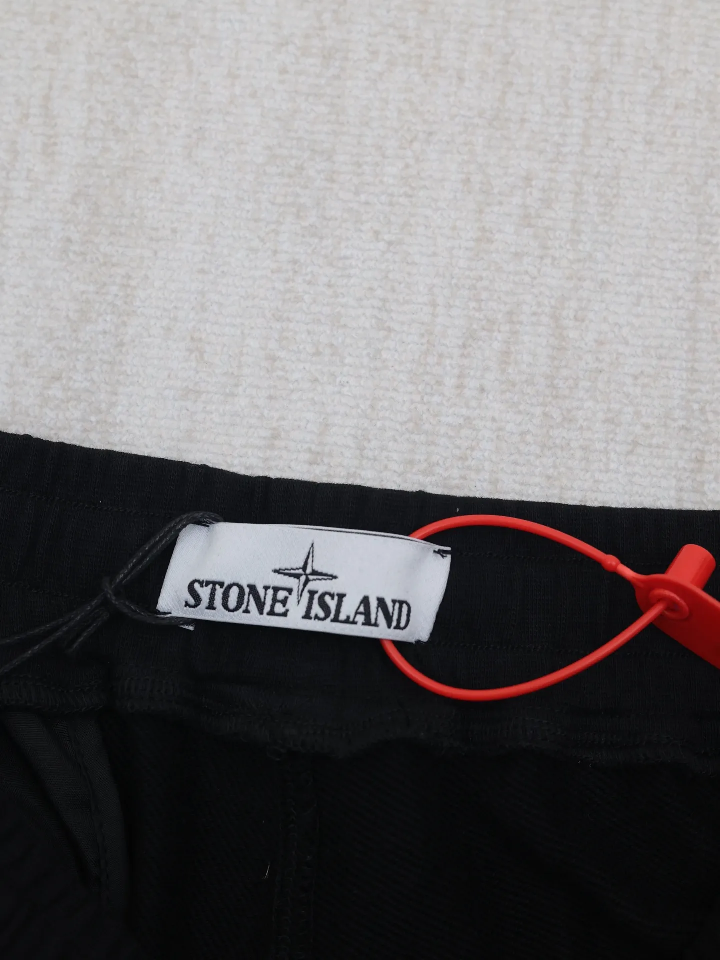 🅿️400 STONE ISLAN*/Stone Island Badge embroidered shorts Customized to the purest and most luxurious terry cloth Using imported machine embroidery technology Using advanced computer control systems and precision mechanical components to realize the red Compass badge embroidery operation Special machine reverse topstitch fine sewing technology Use special machine for topstitch sewing Requires careful preparation of the reverse side of clothing before sewing to ensure straight sewing lines and even stitches The edges are smooth and beautiful, the overall wiring is straight and delicate, the fabric is comfortable and soft, and the color is consistent without color difference. It can be matched with the same style to create a fashionable look and control various occasions. Customized accessories, complete with three standards, same style for men and women!  Size：S/M/L/XL